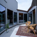 Casa patio con siete habitaciones / Takayuki Kuzushima and Associates - Fotografía exterior, Casas, Patio interior, Fachada, Sillas