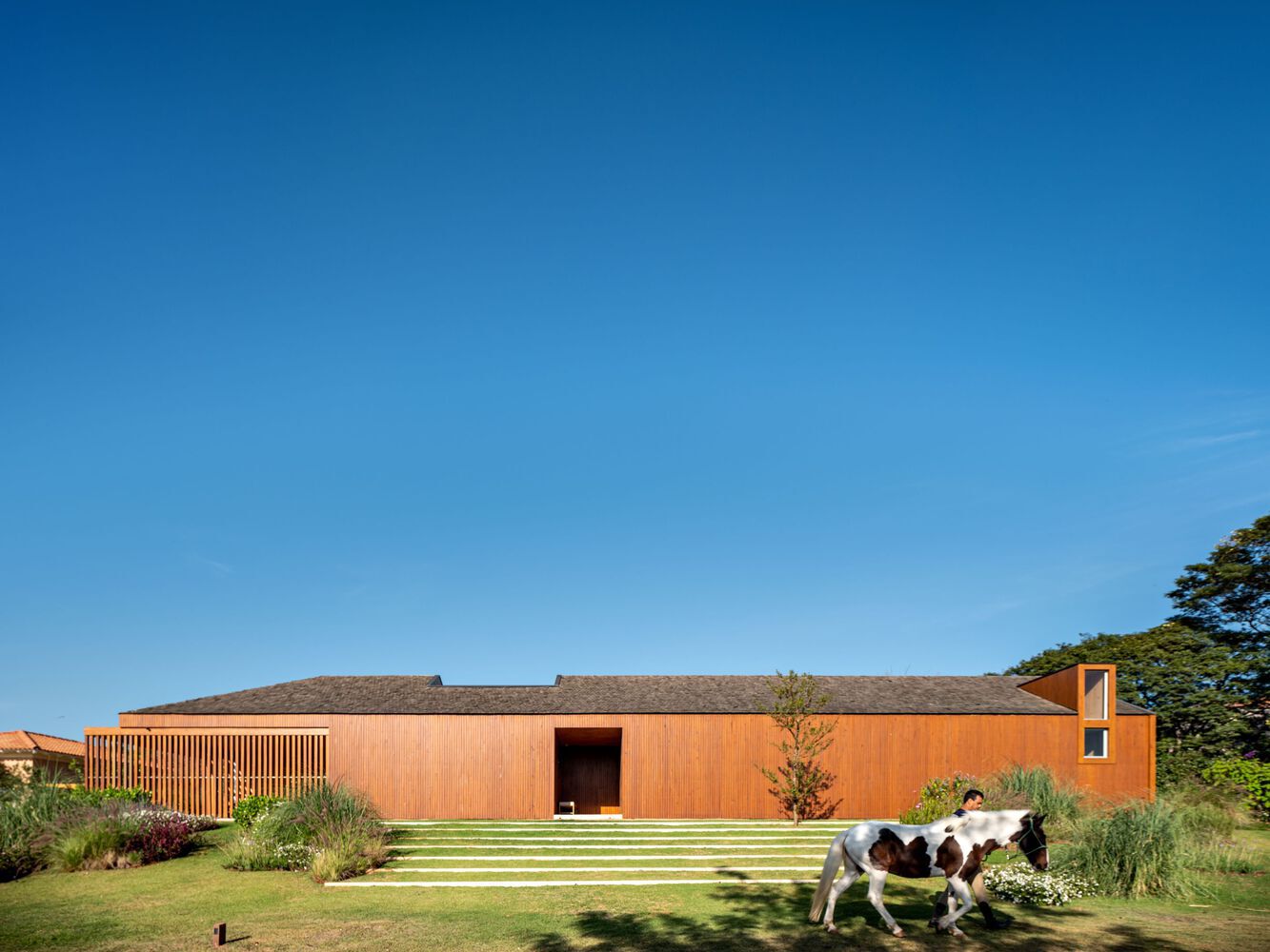 Galeria de 10 Casas de campo brasileiras e suas estratégias de conforto