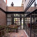 Casa crédito / DX Arquitectos - Fotografía exterior, Casas, Patio interior, Fachada, Puerta, Fijación Vigas, Barandas, Mesas, Sillas, Bancas