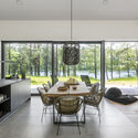 Vila Lago / Devyni Architektai - Fotografia de Interiores, Casas, Cozinha, Mesa, Cadeira, Bancada