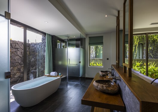 Bellerive Resort / AVA Architects - Interior Photography, Bathroom, Bathtub, Table, Windows