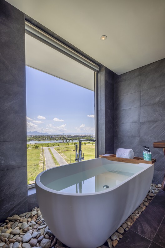 Bellerive Resort / AVA Architects - Interior Photography, Bathroom, Bathtub, Windows