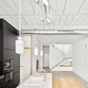 100JOA Obra nueva de casa entre medianeras / Vallribera Noray  Arquitectes - Fotografía interior, Casas, Cocina, Fijación Vigas, Fachada, Iluminación, Mesas