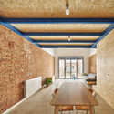 105JON Reforma de casa entre medianeras / Vallribera Noray Arquitectes - Fotografía interior, Renovación, Fijación Vigas, Fachada, Mesas