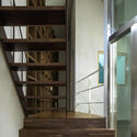 Casa de um/a Artista de Mangá Japonês/a / Tan Yamanouchi & AWGL - Fotografia de Interiores, Casas, Escada, Corrimão, Fachada, Pilar, Viga