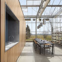 Invernadero Granor / Wheeler Kearns Architects - Fotografía interior, Sustentabilidad, Cocina, Fachada, Fijación Vigas, Mesas, Sillas