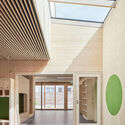  Guardería y centro familiar en Miltenberg / Bez+Kock Architekten - Fotografía interior, Guardería, Fachada, Fijación Vigas, Puerta