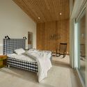 Villa Grimseiddalen / Saunders Architecture - Interior Photography, Bedroom, Bed, Beam