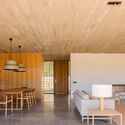 Casa en Praia Verde / Atelier Central Arquitectos - Fotografía interior, Casas, Cocina, Fijación Vigas, Fachada, Sillas, Mesas