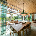 Casa BPE / Bali Gedeg Builders - Fotografia de Interiores, Casas, Pátio, Viga, Mesa, Cadeira