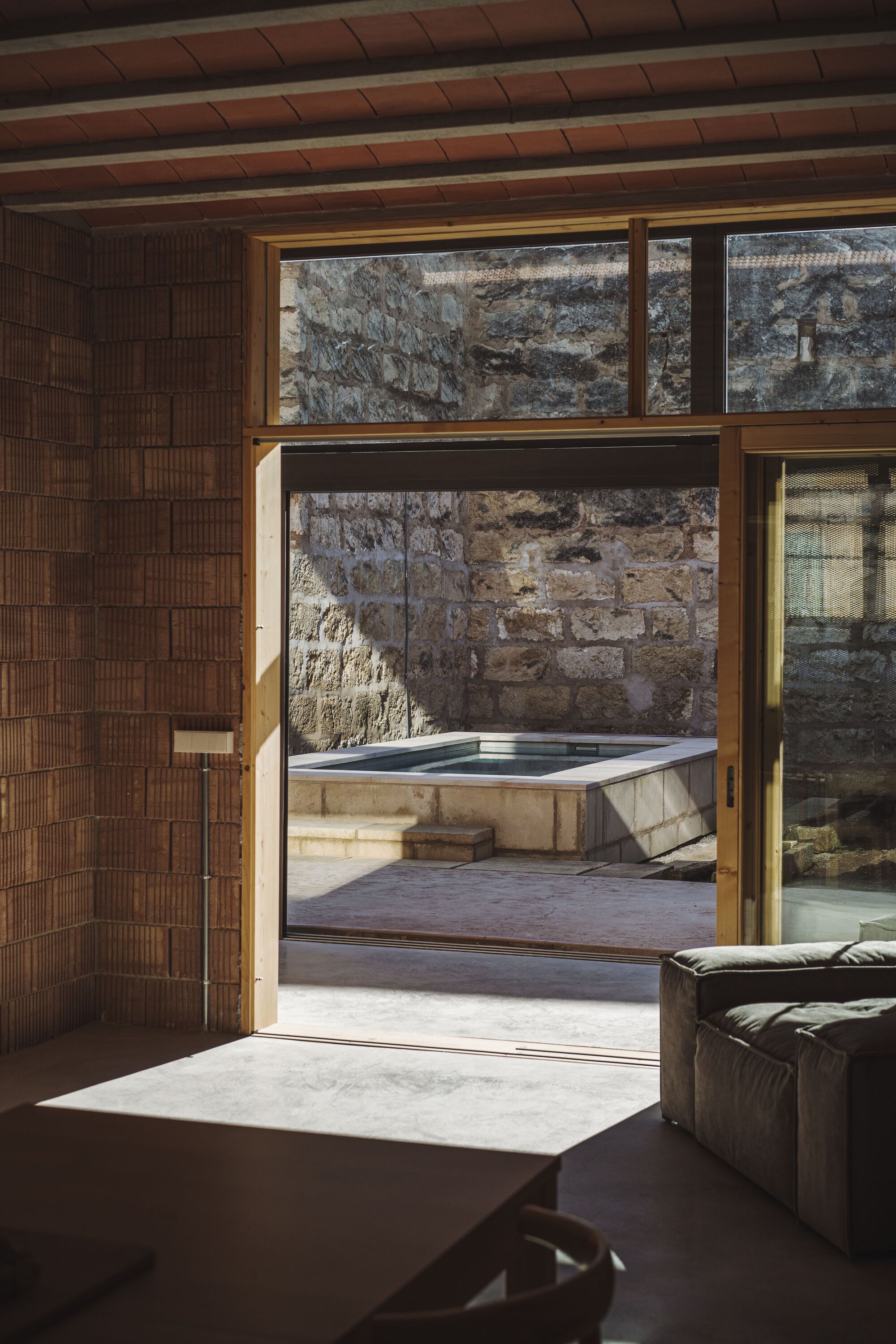 画廊 ‘电池仓’住宅 / NORA studio 8