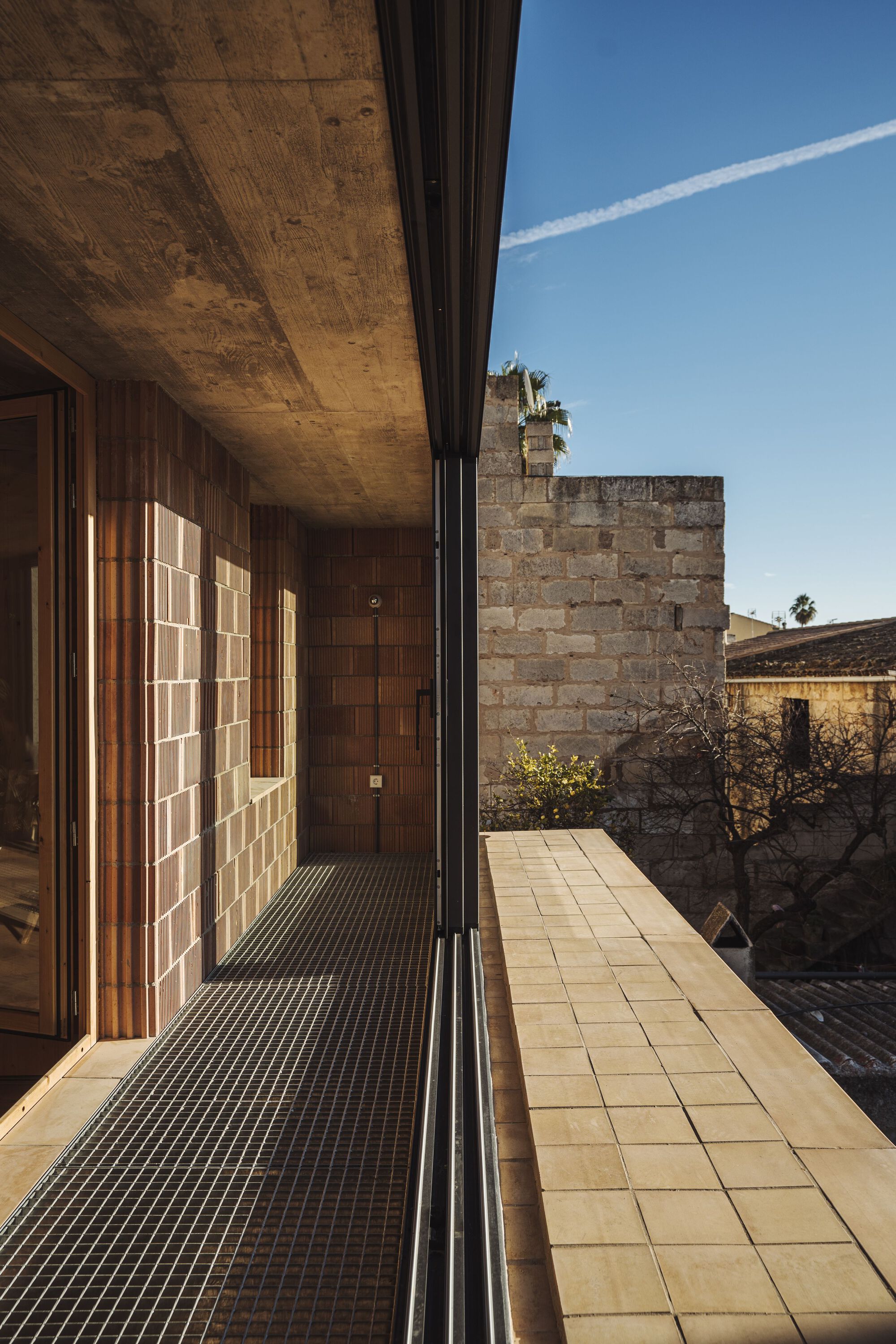 画廊 ‘电池仓’住宅 / NORA studio 24