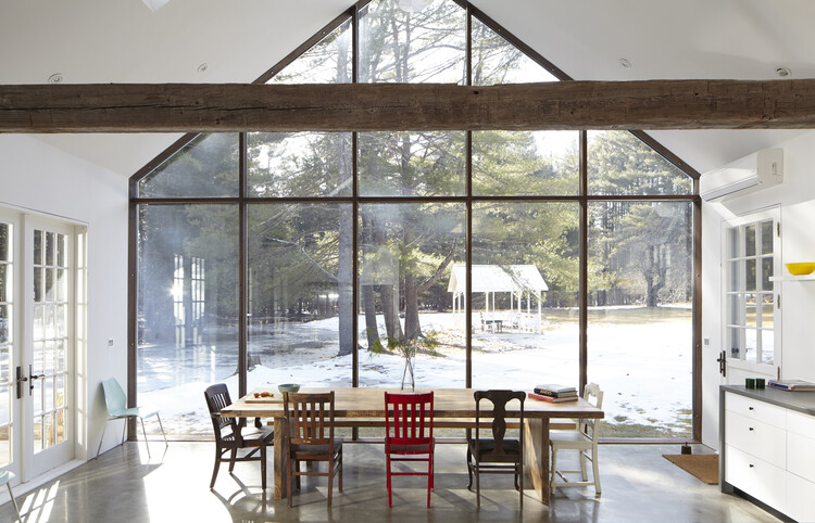 How Has Modern Architecture Transformed the Farmhouse Style? - Image 2 of 29