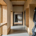 Escuela Feldballe / Henning Larsen - Fotografía interior, Escuela Primaria, Puerta, Fachada, Fijación Vigas