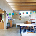 Guardería de hormigón + Marquesina / BOT architektuurcollectief - Fotografía interior, Escuelas, Cocina, Fijación Vigas, Mesas, Sillas