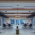 Klouboucká lesní Headquarters / Mjölk architekti - Interior Photography, Table, Chair, Lighting, Windows