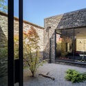 Hushh House  / Elliott Architects - Exterior Photography, Houses, Courtyard, Facade, Door, Arch, Bench, Chair