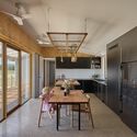 Casa Little Granite / BRD Studio - Fotografia de Interiores, Cozinha, Mesa, Bancada, Janela, Cadeira, Viga