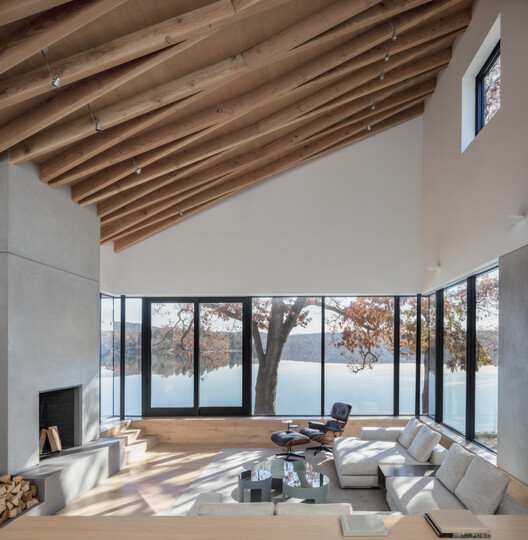 Copake Lake House / Desai Chia Architecture Copake Lake House / Desai Chia Architecture - Interior Photography, Living Room, Beam