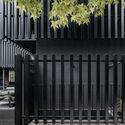 The Black House / MDAMMM + The Black House Studio - Fotografía exterior, En Detalle, Cierros, Fachada, Barandas, Pilares