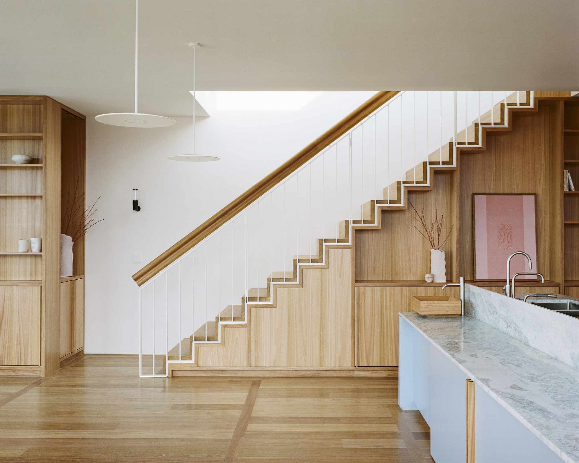 Баухауз интерьеры павильонов. Современный офис hot-desking. Современный офис hot-desking. Салон-магазин офисной мебели. Баухауз интерьеры павильонов.