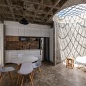 Villa La Carmela / DOSarq + BUDA + BEarq - Fotografía interior, Casas, Cocina, Fijación Vigas, Sillas, Mesas