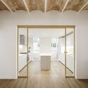 Vivienda Gracia / Roman Izquierdo Bouldstridge - Fotografía interior, Renovación, Fijación Vigas, Fachada, Puerta, Arco, Mesas