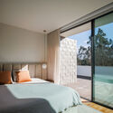 Casa R.V. / Atelier d'Arquitectura Lopes da Costa - Fotografia de Interiores, Casas, Dormitório, Porta, Cama