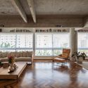 Apartamento Bretagne / BLOCO Arquitetos - Fotografia de Interiores, Sala de Estar, Sofá, Viga, Janela