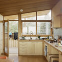 Casa Hollywood / Oscar Sainsbury Architects + Insider / Outsider - Fotografia de Interiores, Cozinha, Bancada, Pia, Janela, Viga