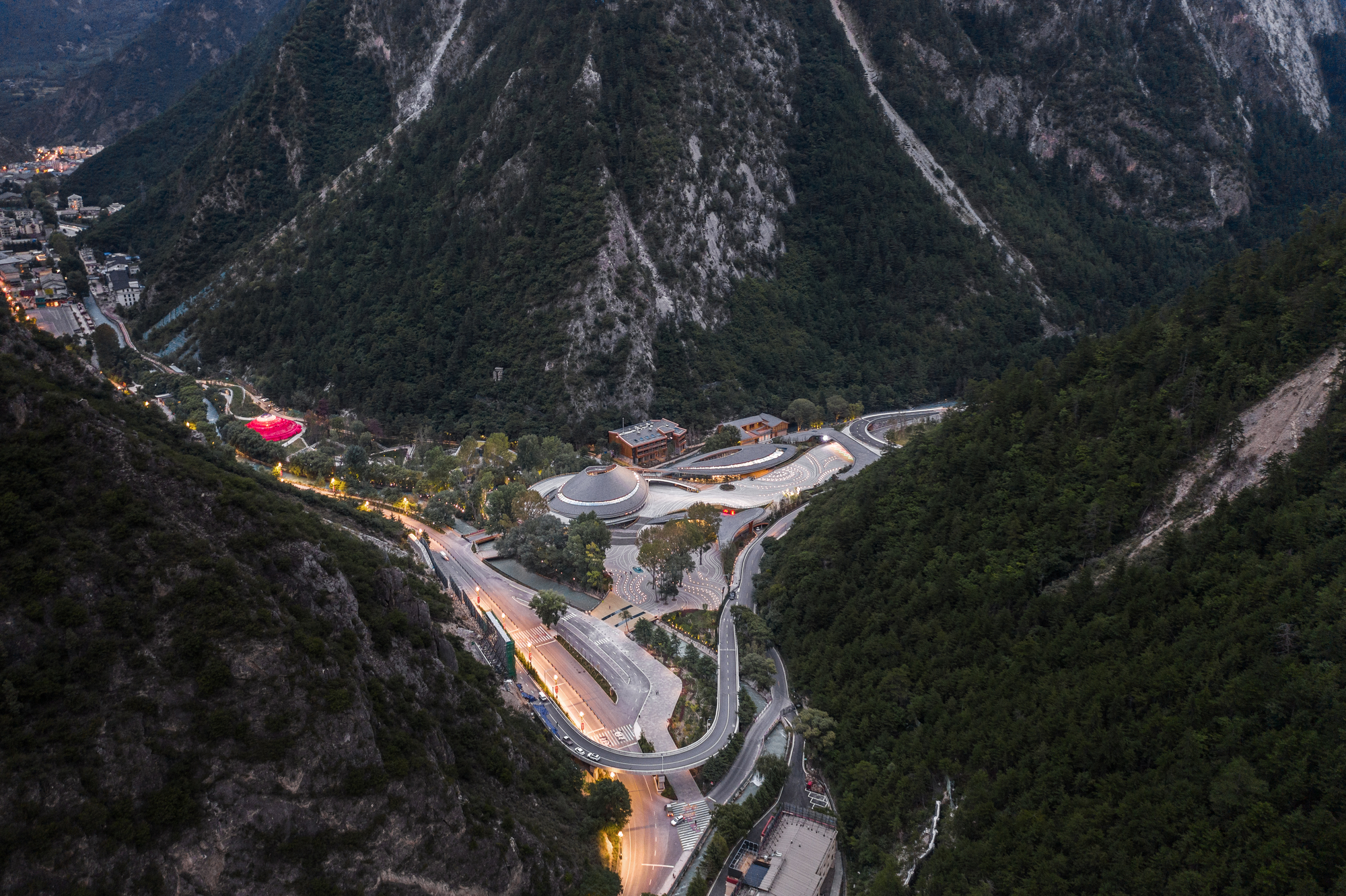 画廊 九寨沟景区沟口立体式游客服务中心 / 清华大学建筑设计研究院 - 9