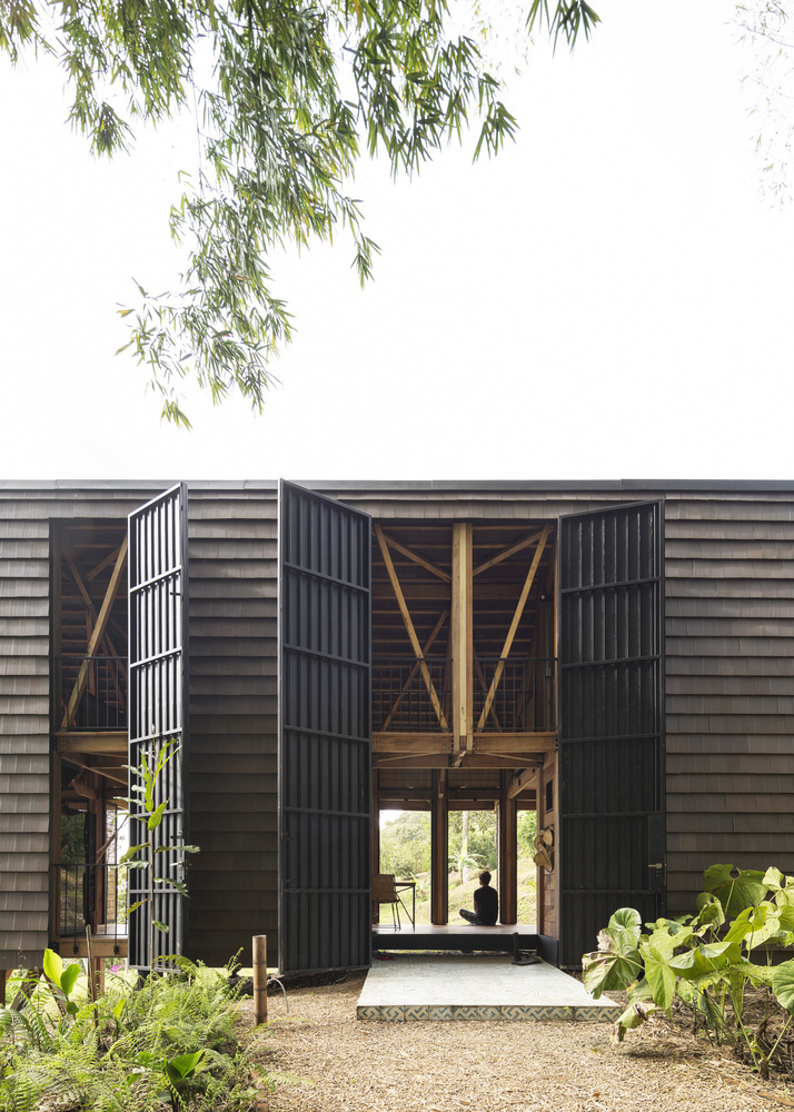 Gallery of Tropical Houses: Creating a Dialogue Between Nature and the ...