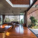 Casa nido de azulejos / H&P Architects - Fotografía interior, Casas, Fijación Vigas, Fachada, Mesas, Sillas