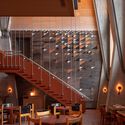 Ace Hotel Toronto / Shim-Sutcliffe Architects - Fotografía interior, Hoteles, Escaleras, Barandas, Mesas, Sillas