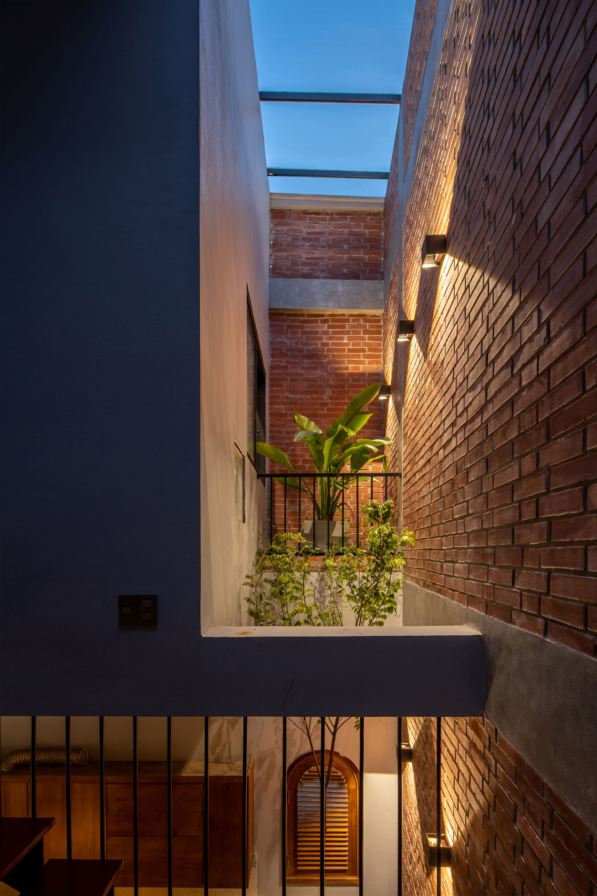 Gallery of Small Brick House / Tung Nguyen Architects - 15