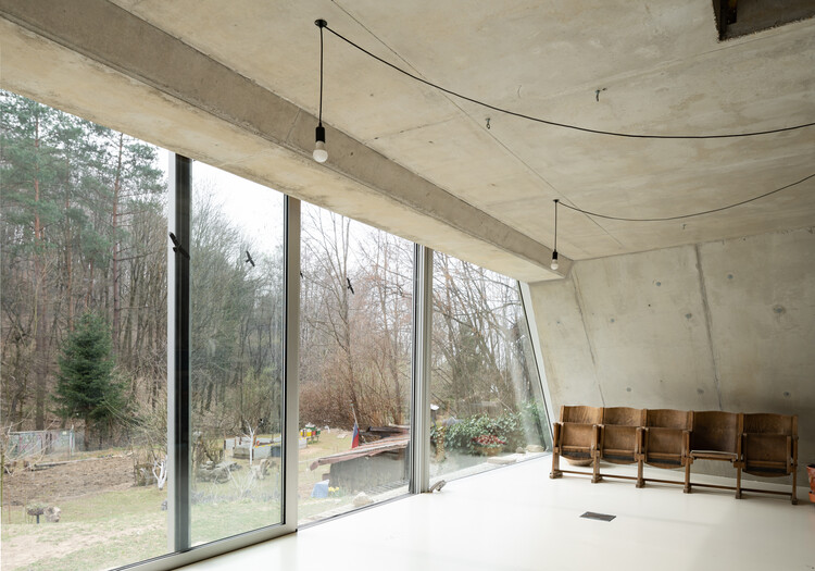 开窗见绿，Pernek 家庭住宅 / Studeny architects - 更多图片