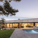 Casa RA / Bernardo Bustamante Arquitectos - Fotografía exterior, Casas, Jardín, Fachada, Puerta