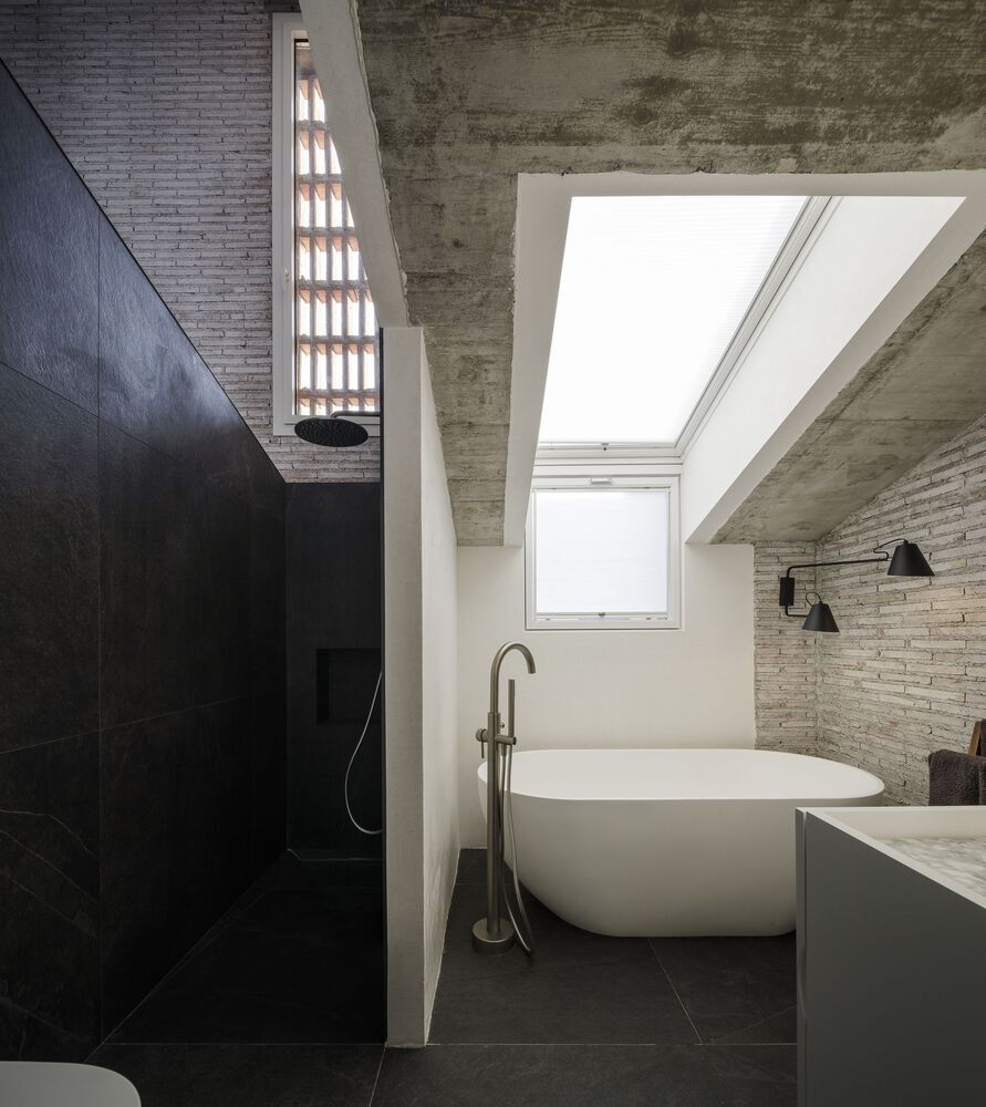 Gallery of Bathrooms in Spain: Color and Material Trends Inside 10 Homes - 6