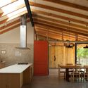 Casa Calera de Tango / Abarca Palma Arquitectos - Fotografía interior, Casas, Cocina, Fijación Vigas, Puerta, Fachada, Mesas, Iluminación, Encimera, Sillas, Tarjas