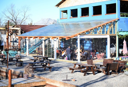 Big Roof / 1+1+ Architects Big Roof / 1+1+ Architects - Exterior Photography, Table, Windows, Bench, Patio