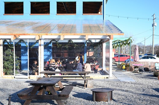 Big Roof / 1+1+ Architects Big Roof / 1+1+ Architects - Exterior Photography, Table, Windows, Patio