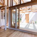 Casa para uma Família / Koki Sugawara Architects - Fotografia de Interiores, Casas, Terraço, Viga, Fachada, Porta, Corrimão