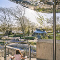 Parque Battery Playscape / BKSK Architects + Starr Whitehouse Landscape Architects and Planners - Fotografía exterior, Instalaciones Y Estructuras, Jardín, Barandas