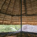 Torre del Centro de fauna nativa Napo / Caá Porá Arquitectura + Pinxcel + Comunidad Kichwa Añangu - Fotografía exterior, Centro Comunitario, Fijación Vigas