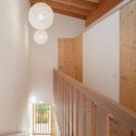 Casa Eco-Pasiva de Puigpunyent  / Miquel Lacomba Architects - Fotografía interior, Madera, Escaleras, Barandas, Ventanas