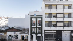 Fragmentos de Fachada dentro de Fachadas Falsas / Corpo Atelier