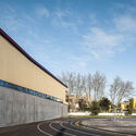 Pavilhão Desportivo da Escola Secundária Eça de Queirós / Oval Projetos - Fotografia de Exterior, Outros Edifícios, Fachada