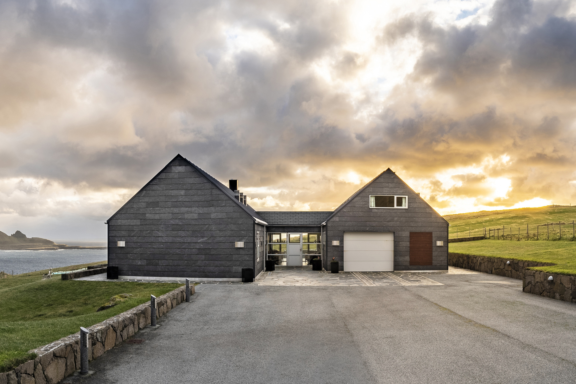 Gallery of Natural Slate Rainscreen Cladding: Combining Geometric ...