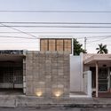 ¿Cómo diseñar una casa en un terreno estrecho? Ejemplos en Mérida, México - Imagen 2 de 27