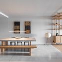 Apartamento Sombras de Tanizaki / Chris Briffa Architects - Fotografía interior, Casas, Cocina, Fijación Vigas, Mesas, Sillas